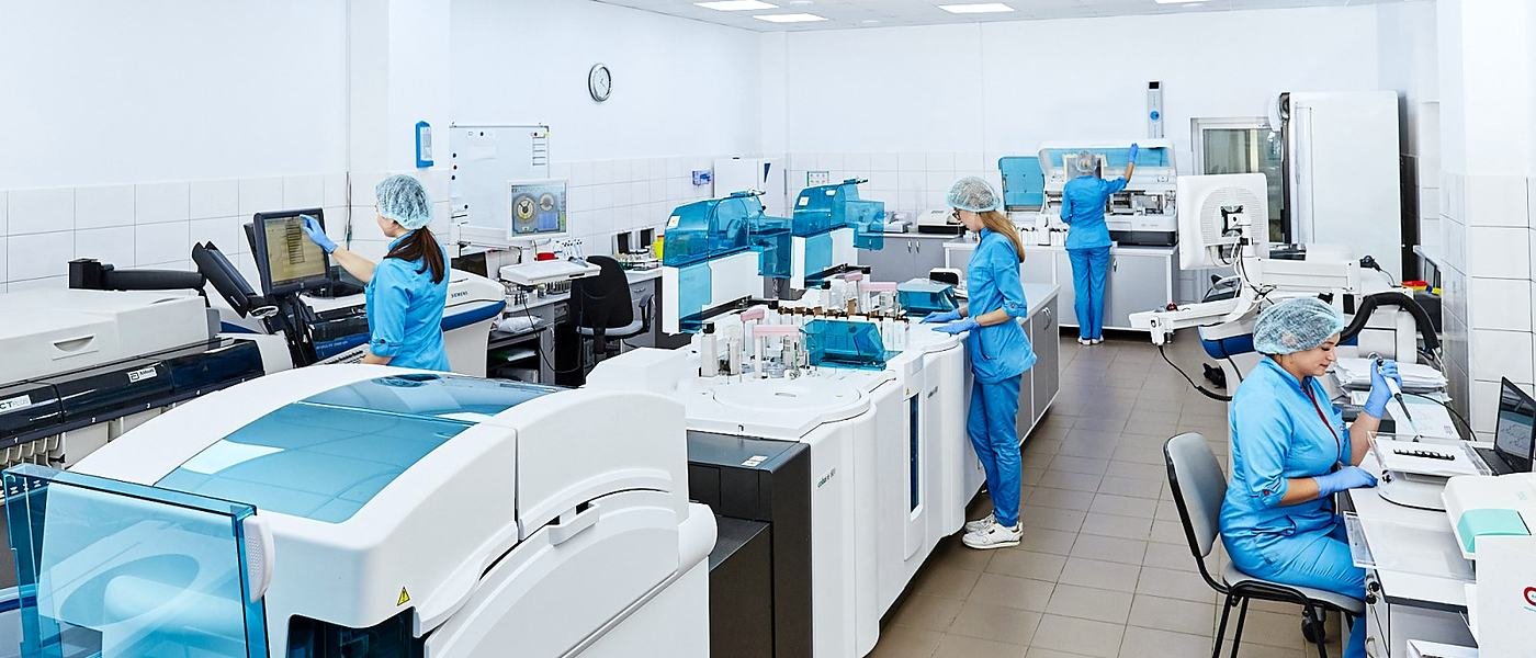 Analiz laboratuvarında çalışan ekip ve sıralanmış cihazlar.
