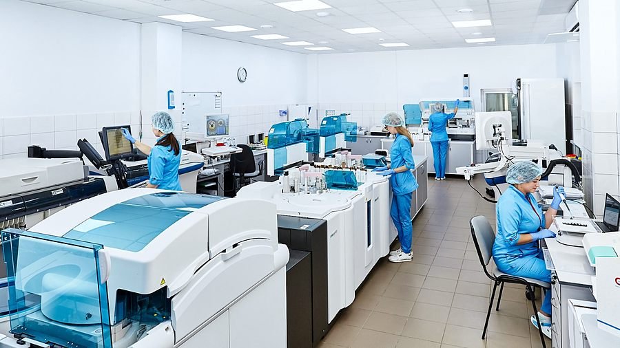 Analiz laboratuvarında çalışan ekip ve sıralanmış cihazlar.